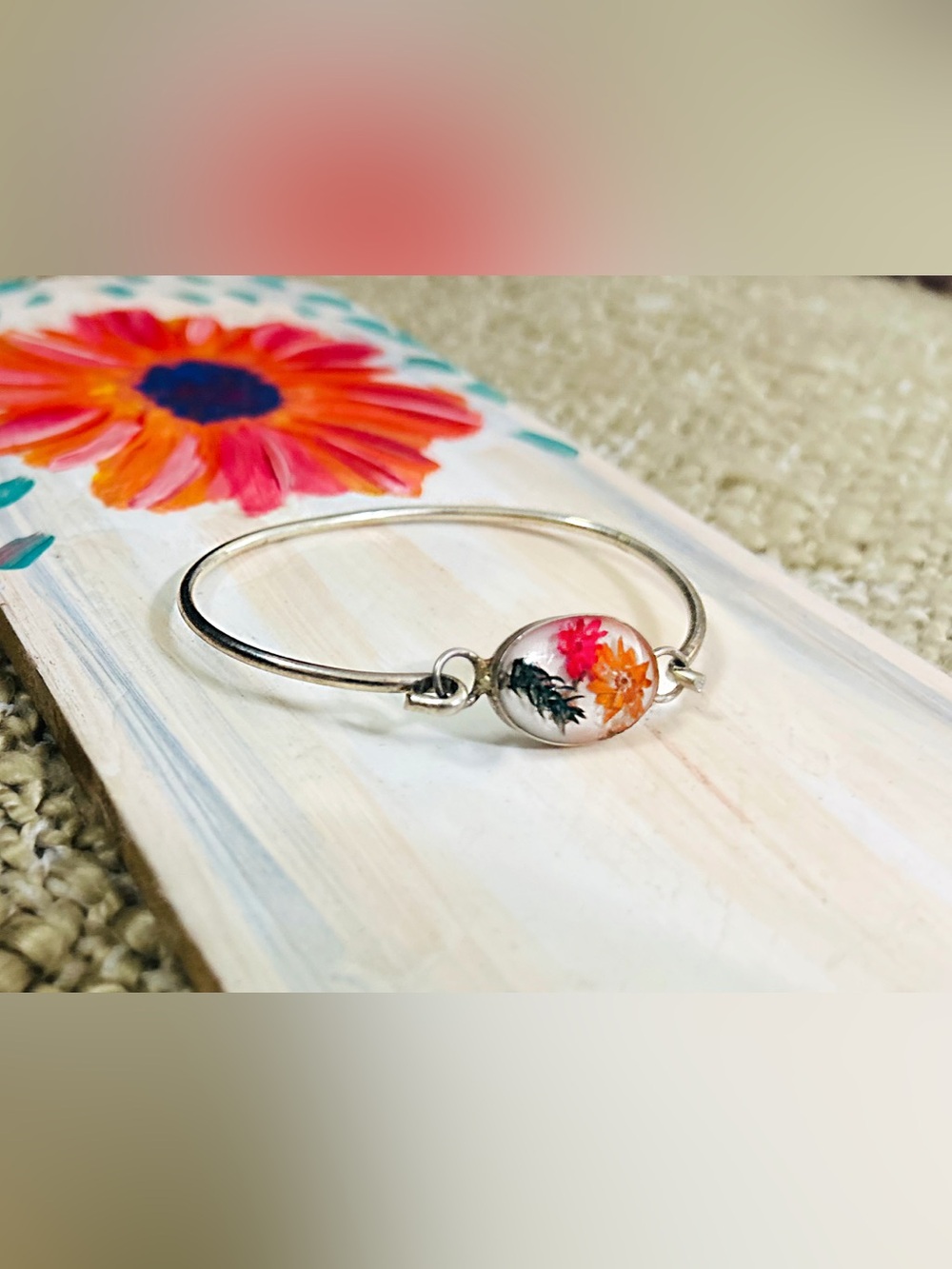 🌺 Silver-Tone Floral Oval Charm Bangle Bracelet